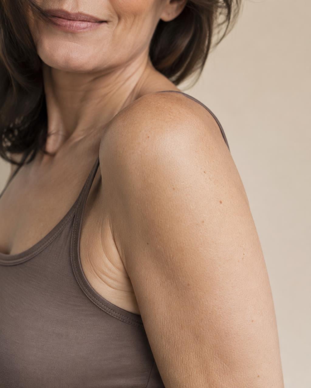 Bras d'une femme d'environ 45 ans, peau légèrement relâchée