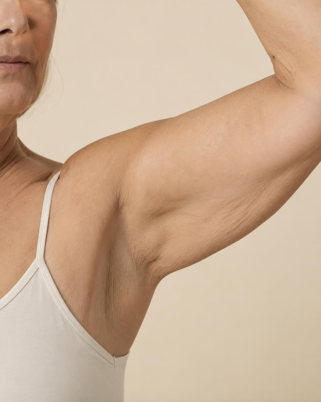 Vue rapprochée de la peau du bras d'une femme